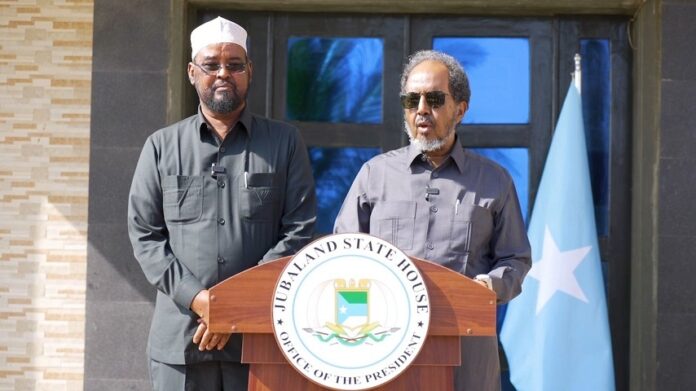 Sawir hore Madaxweyne Xasan Sheekh iyo Axmed Madoobe oo ku sugan Madaxtooyada Kismaayo