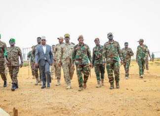 Defense Minister, accompanied by the Army Chief, inspect army positions in Baidoa.