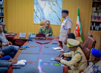 The Commander of the Somaliland National Army inspects military barracks and the Burao Hospital.